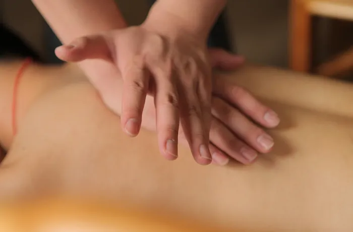 Étirement myofascial du dos réalisé à deux mains