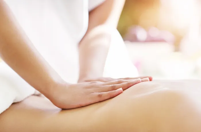 Massage suédois du dos sur table de traitement