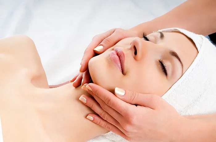 Massage du visage ciblant l’articulation de la mâchoire